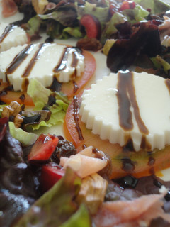 Una foto de Ensalada de cerezas y jamón