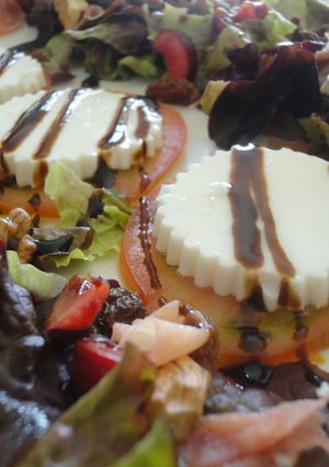 Una foto de Ensalada de cerezas y jamón
