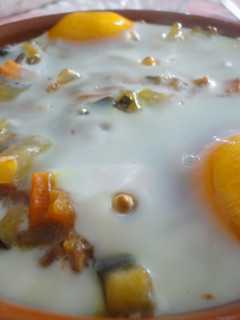 Una foto de Huevos al plato con verduras