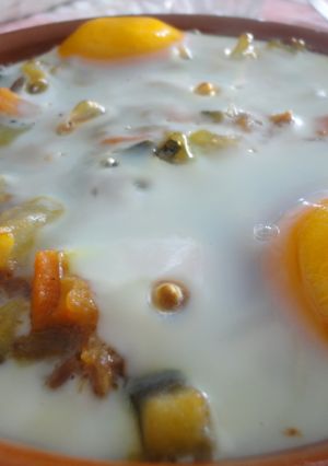 Una foto de Huevos al plato con verduras