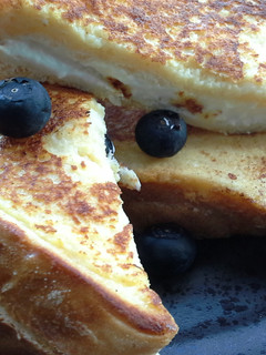 Una foto de Sándwich de queso y arándanos