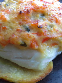 Una foto de Merluza con costra de verduras y parmesano