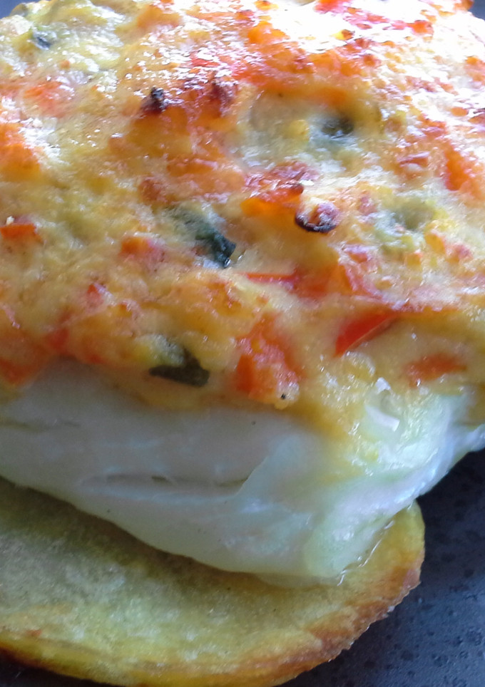 Una foto de Merluza con costra de verduras y parmesano