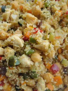 Una foto de Cous-cous con verduras y pollo