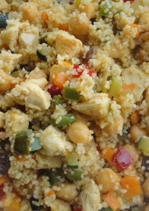 Una foto de Cous-cous con verduras y pollo
