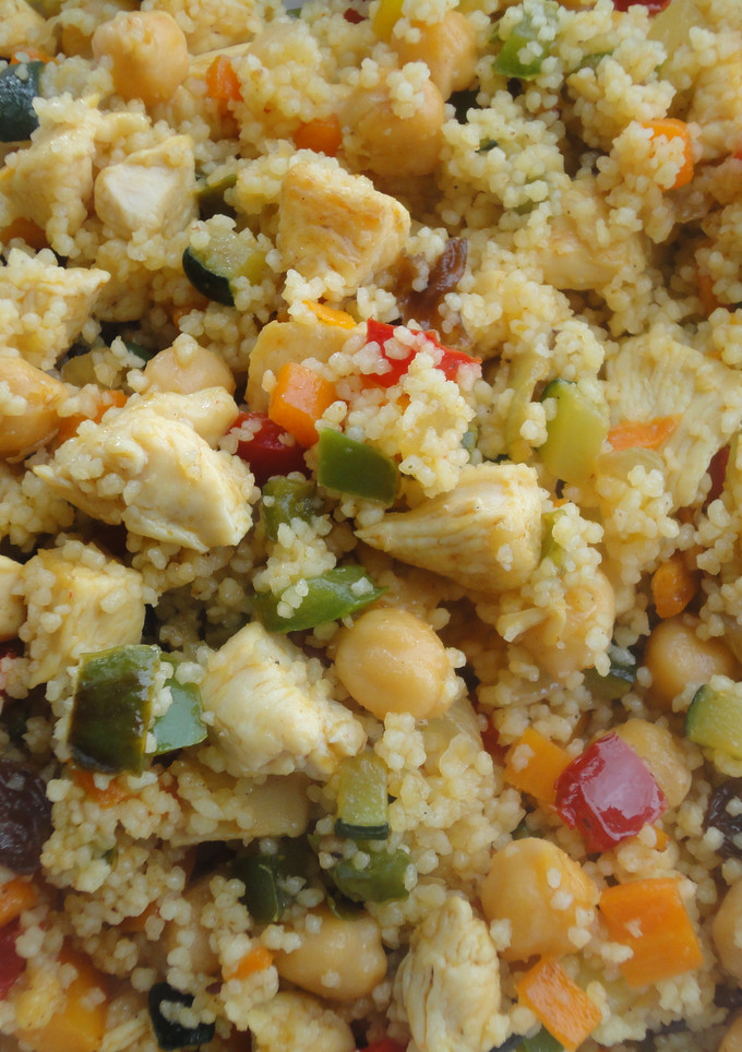 Una foto de Cous-cous con verduras y pollo