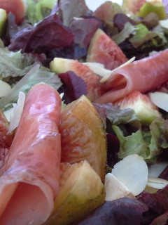 Una foto de Ensalada templada de higos con jamón