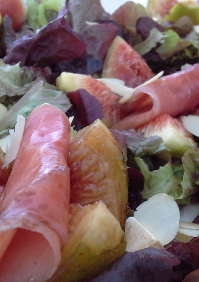 Una foto de Ensalada templada de higos con jamón