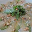 Carpaccio de aguacate y pera con piñones