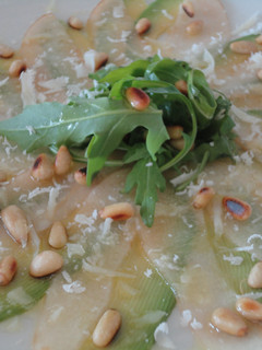 Una foto de Carpaccio de aguacate y pera con piñones