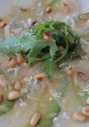 Una foto de Carpaccio de aguacate y pera con piñones