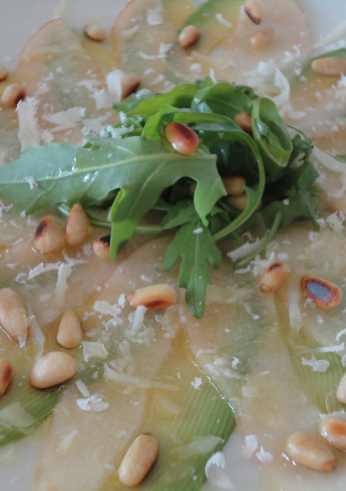 Una foto de Carpaccio de aguacate y pera con piñones