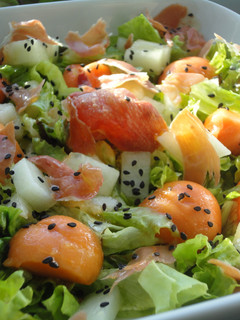 Una foto de Ensalada de papaya, melón y jamón crujiente