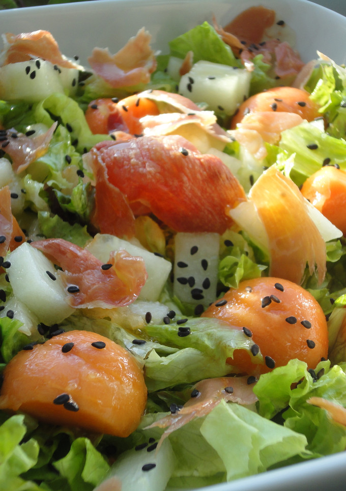 Una foto de Ensalada de papaya, melón y jamón crujiente
