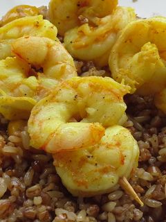 Una foto de Brocheta de langostinos con cereales y quinoa