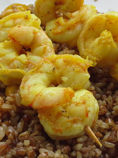 Una foto de Brocheta de langostinos con cereales y quinoa