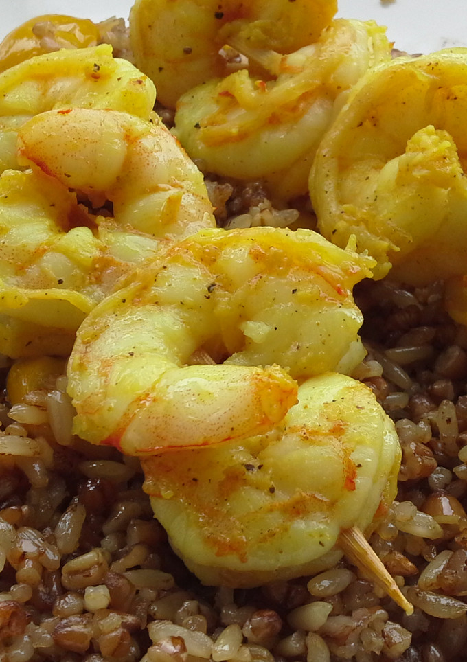 Una foto de Brocheta de langostinos con cereales y quinoa