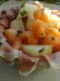 Melón cantalupo relleno con jamón