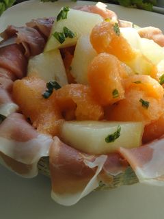 Una foto de Melón cantalupo relleno con jamón