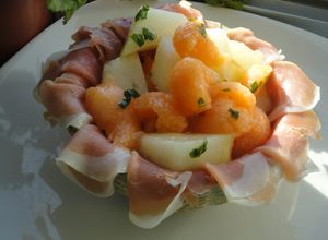 Una foto de Melón cantalupo relleno con jamón