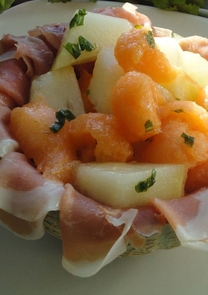 Una foto de Melón cantalupo relleno con jamón