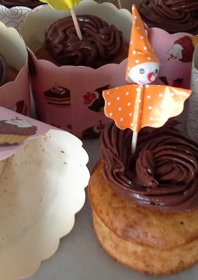 Una foto de Cupcakes de plátano con topping de queso al cacao
