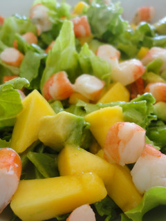 Una foto de Ensalada con langostinos
