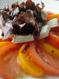 Foto principal de Melocotón y tomate con queso fresco