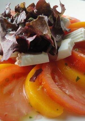 Una foto de Melocotón y tomate con queso fresco