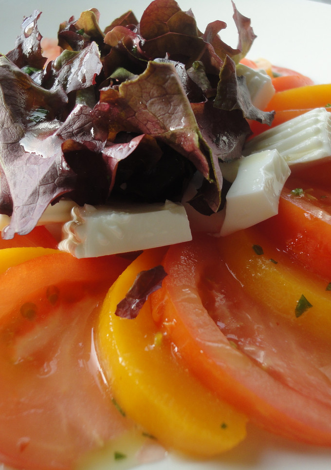 Una foto de Melocotón y tomate con queso fresco