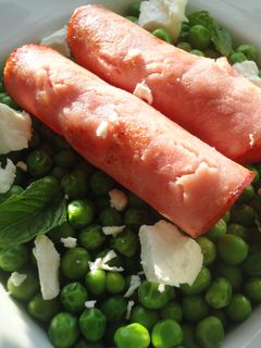 Una foto de Guisantes con lomo adobado y queso de cabra