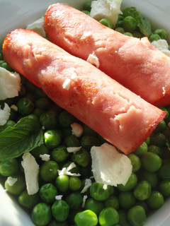 Una foto de Guisantes con lomo adobado y queso de cabra