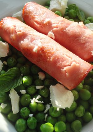 Una foto de Guisantes con lomo adobado y queso de cabra