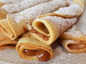 Una foto de panqueques con dulce de leche sin tacc