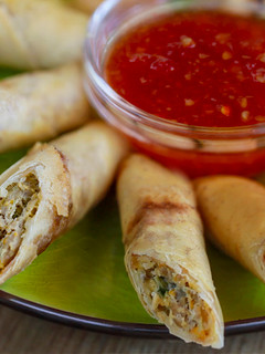 Una foto de Rollitos de primavera estilo Filipino (Lumpiang Shanghai)