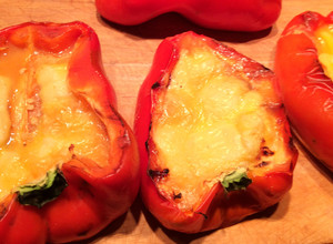 Una foto de Morrones rellenos a la parrilla