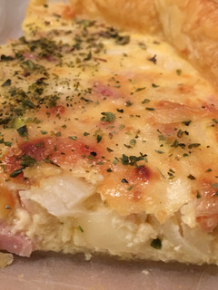 Una foto de Quiche de bacon, cebolla y queso