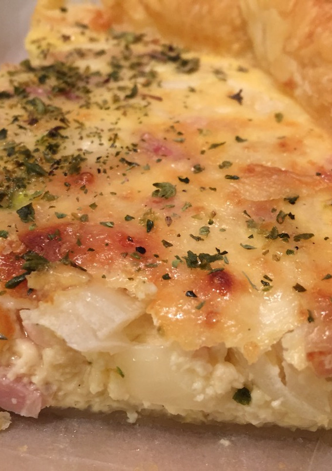 Una foto de Quiche de bacon, cebolla y queso 