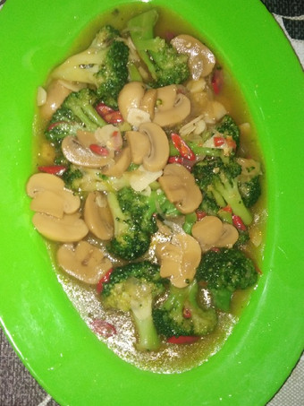 Anti Ribet, Membuat Tumis brokoli jamur kancing Yang Enaknya Kebangetan