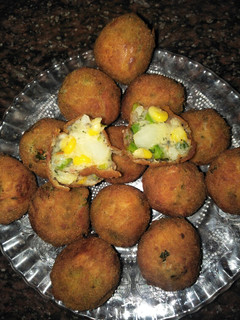 पोटैटो चीज़ बॉल्स (Potato cheese balls recipe in Hindi) रेसिपी मुख्य फोटो