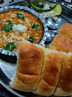બટર પાવ ભાજી(Butter Pav bhaji recipe in gujarati) રેસીપી મુખ્ય ફોટો