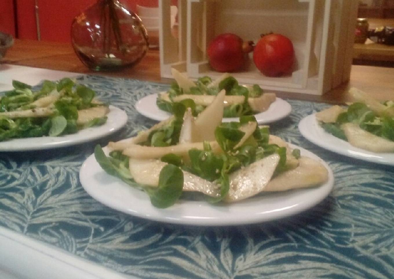 Ensalada de canónigo, pera y sésamo