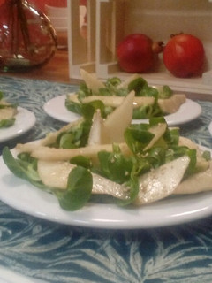 Una foto de Ensalada de canónigo, pera y sésamo
