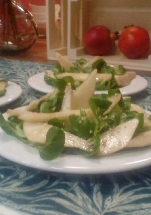Foto principal de Ensalada de canónigo, pera y sésamo