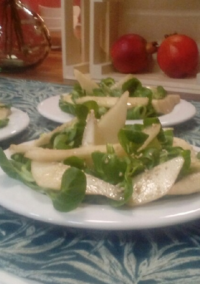 Una foto de Ensalada de canónigo, pera y sésamo
