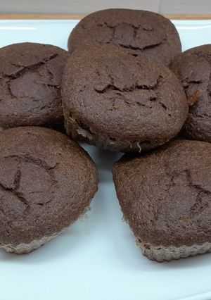 Una foto de Muffins de banana y cacao