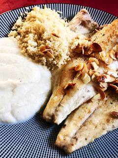 Una foto de Dorada con almendras, couscous y puré de coliflor 😋