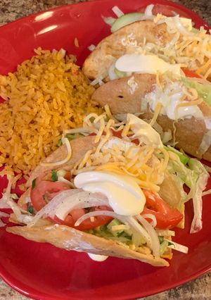 Una foto de Tacos dorados pollo con papas