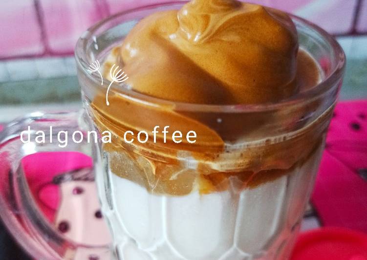 Langkah Mudah untuk Menyiapkan Dalgona coffee express no mixer, Bisa Manjain Lidah