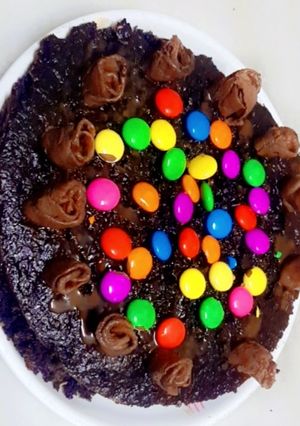 A picture of Biscuit gems cake.